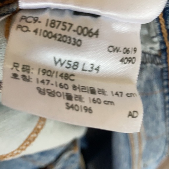 Relisted Levi’s 541 athletic taper distressed jean sits at waist 58 x 34 - Picture 16 of 17